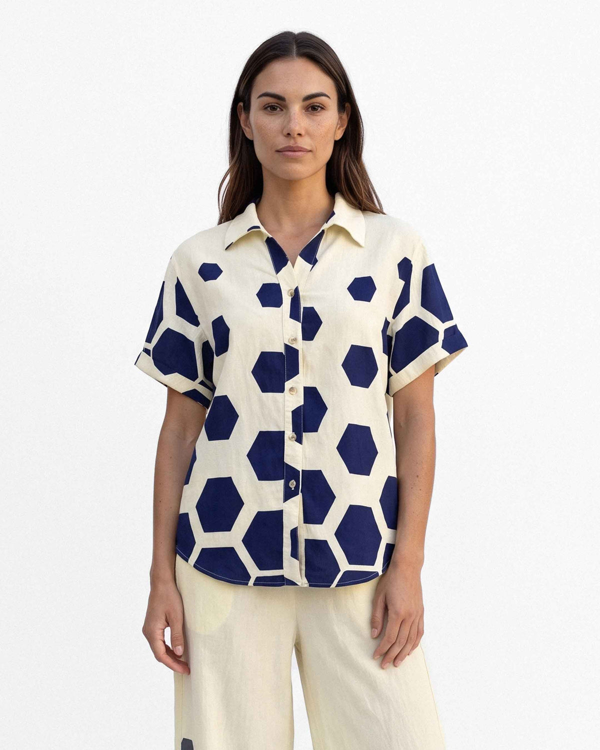 Blusa Estampado Figuras, color azul y crudo