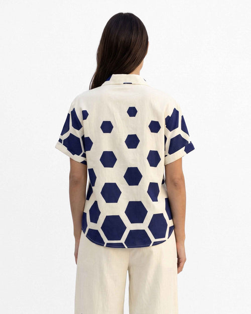Blusa Estampado Figuras, color azul y crudo