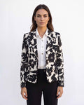 Chaqueta Carmen Lagos Estampado, color crudo y café