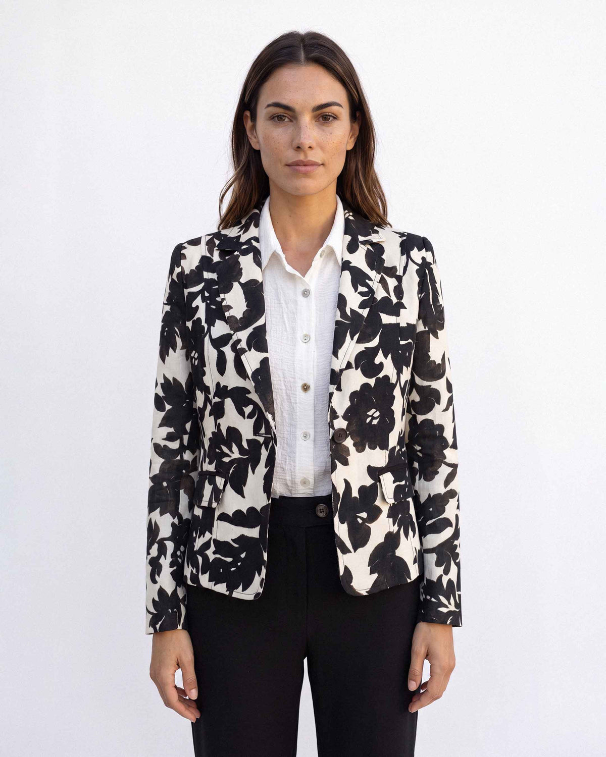 Chaqueta Carmen Lagos Estampado, color crudo y café