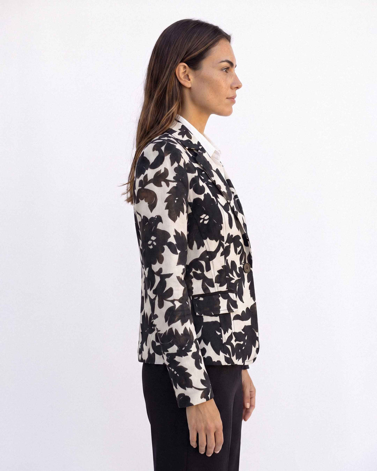 Chaqueta Carmen Lagos Estampado, color crudo y café