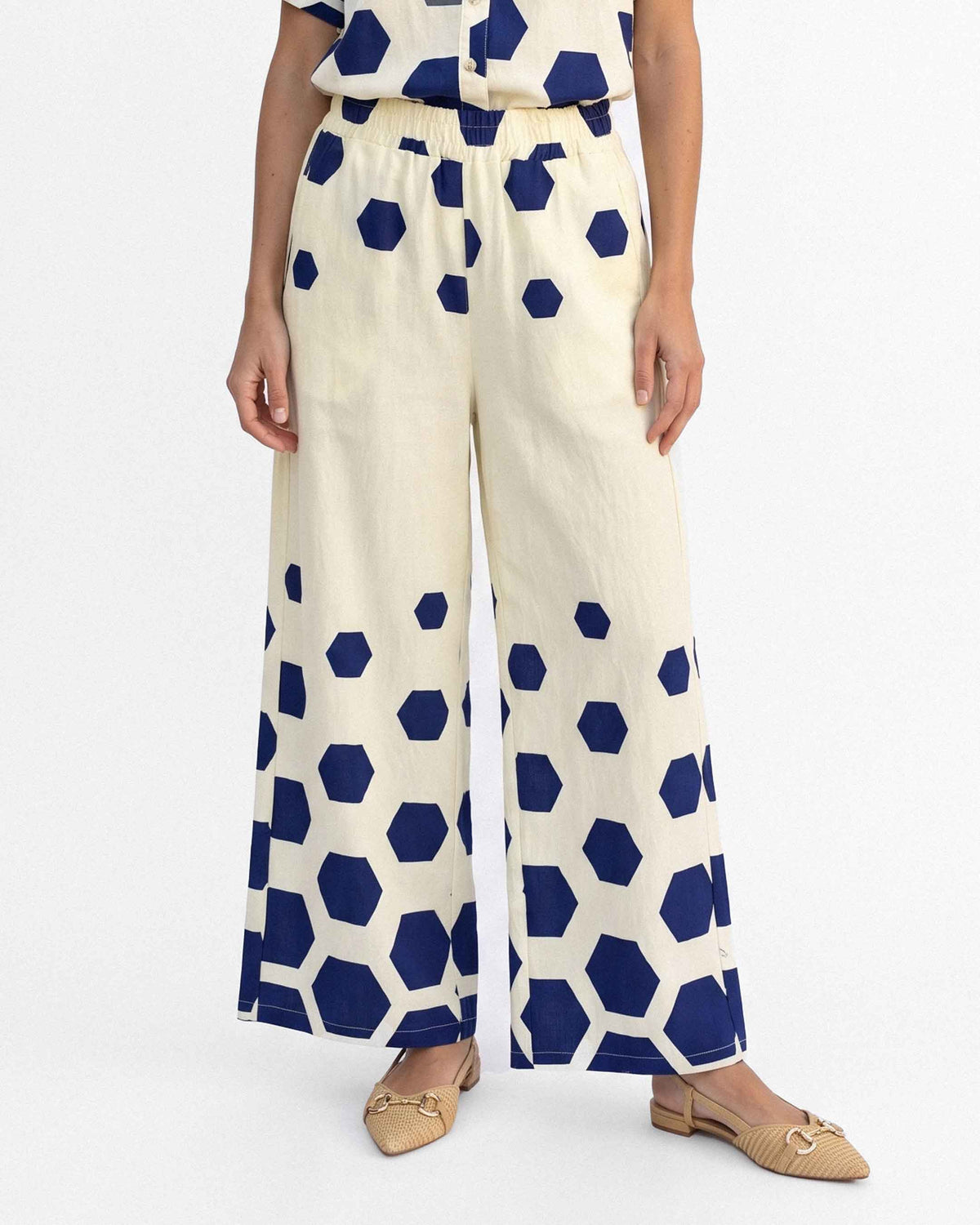 Pantalón Estampado Figuras, color azul y crudo