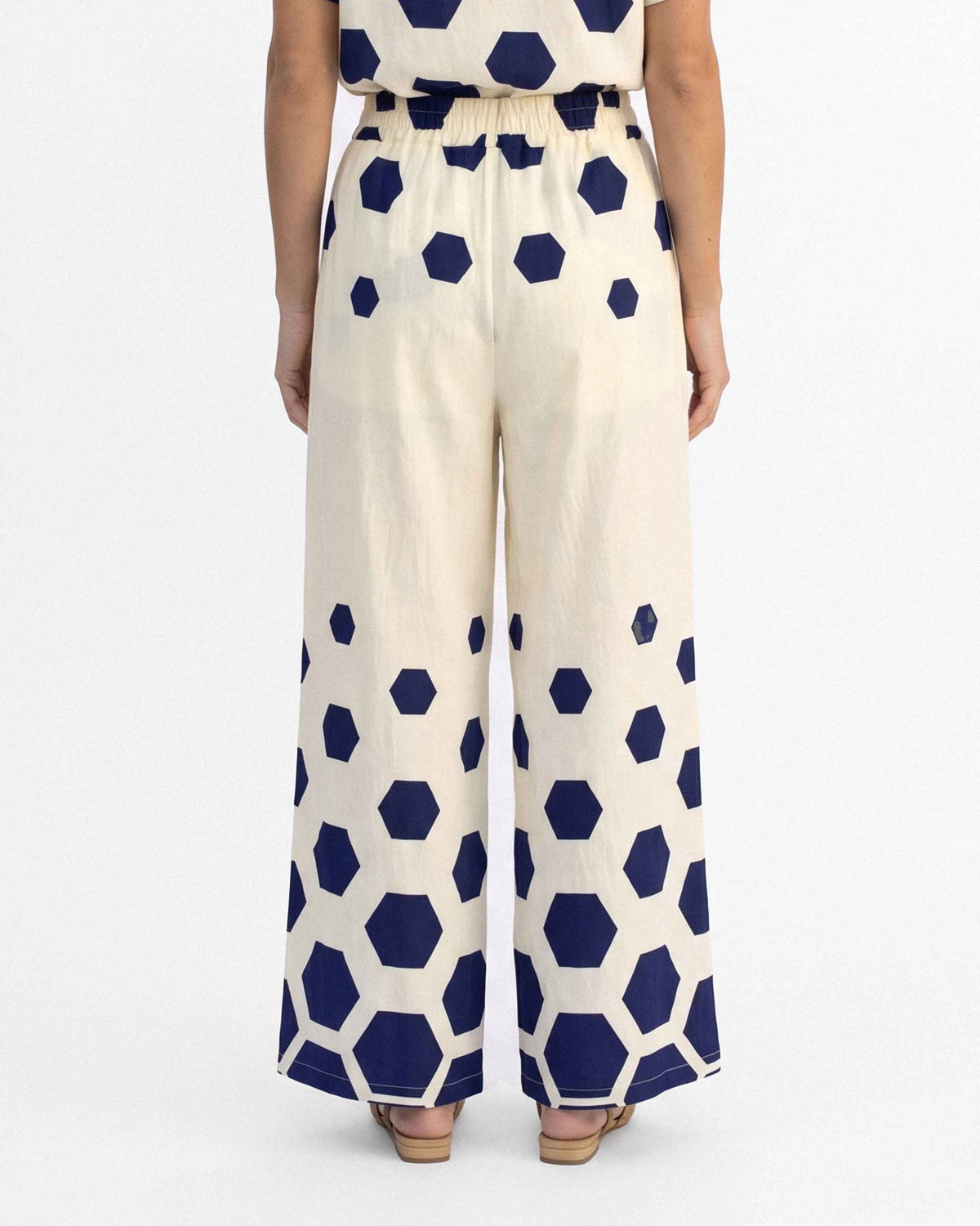 Pantalón Estampado Figuras, color azul y crudo