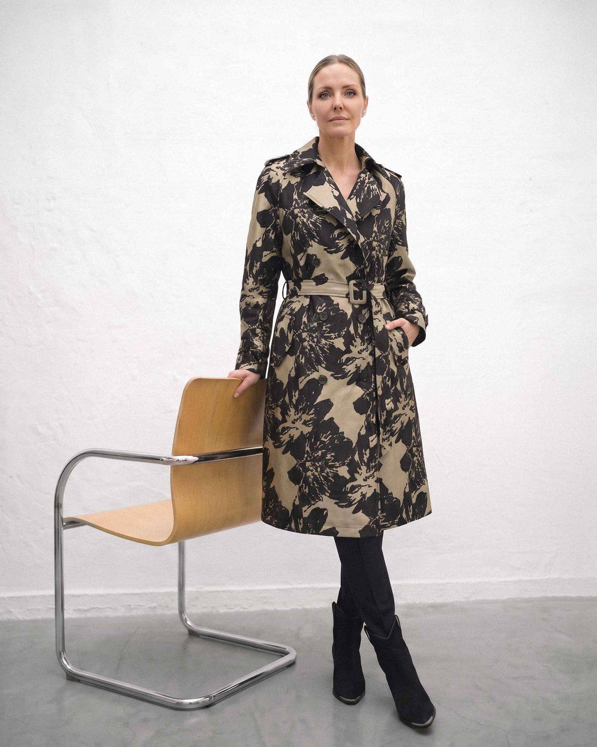 Trench Anastassia Flores, Color Negro-Beige