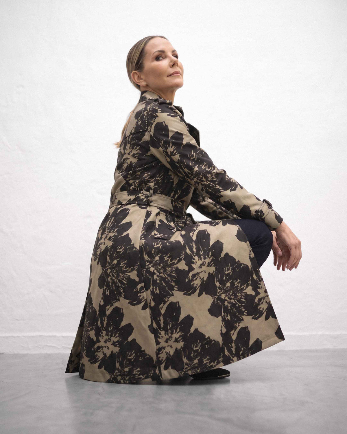 Trench Anastassia Flores, Color Negro-Beige