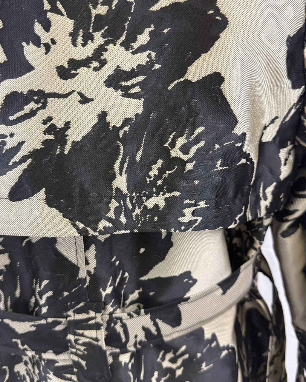 Trench Anastassia Flores, Color Negro-Beige